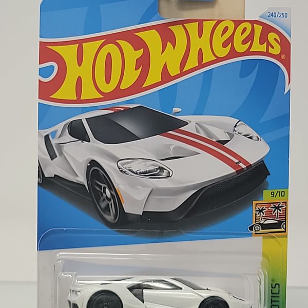 Hot Wheels ’17 Ford GT – White with Red Racing Stripe – HW Exotics 9/10 – 240/250
