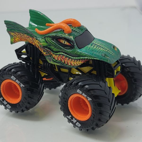 Monster Jam 2022 Spin Master 1:64 Diecast Truck with Bonus Accessory: Legacy Trucks Dragon BKT Tires