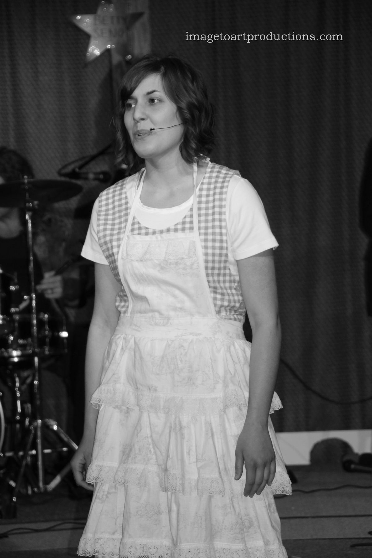 Rania "Over the Rainbow" (monochrome)