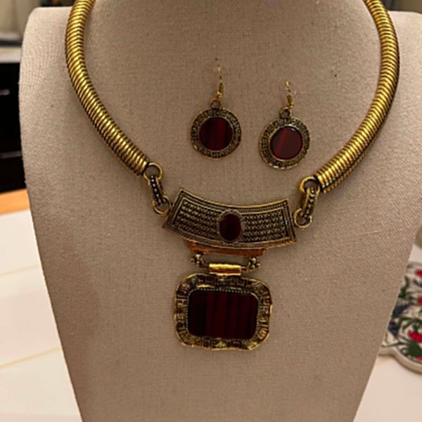 Regal Pendant