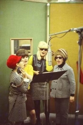 Valerie Simpson, Jean Thomas, Ellie & Mikie Harris in the studio (1967)

