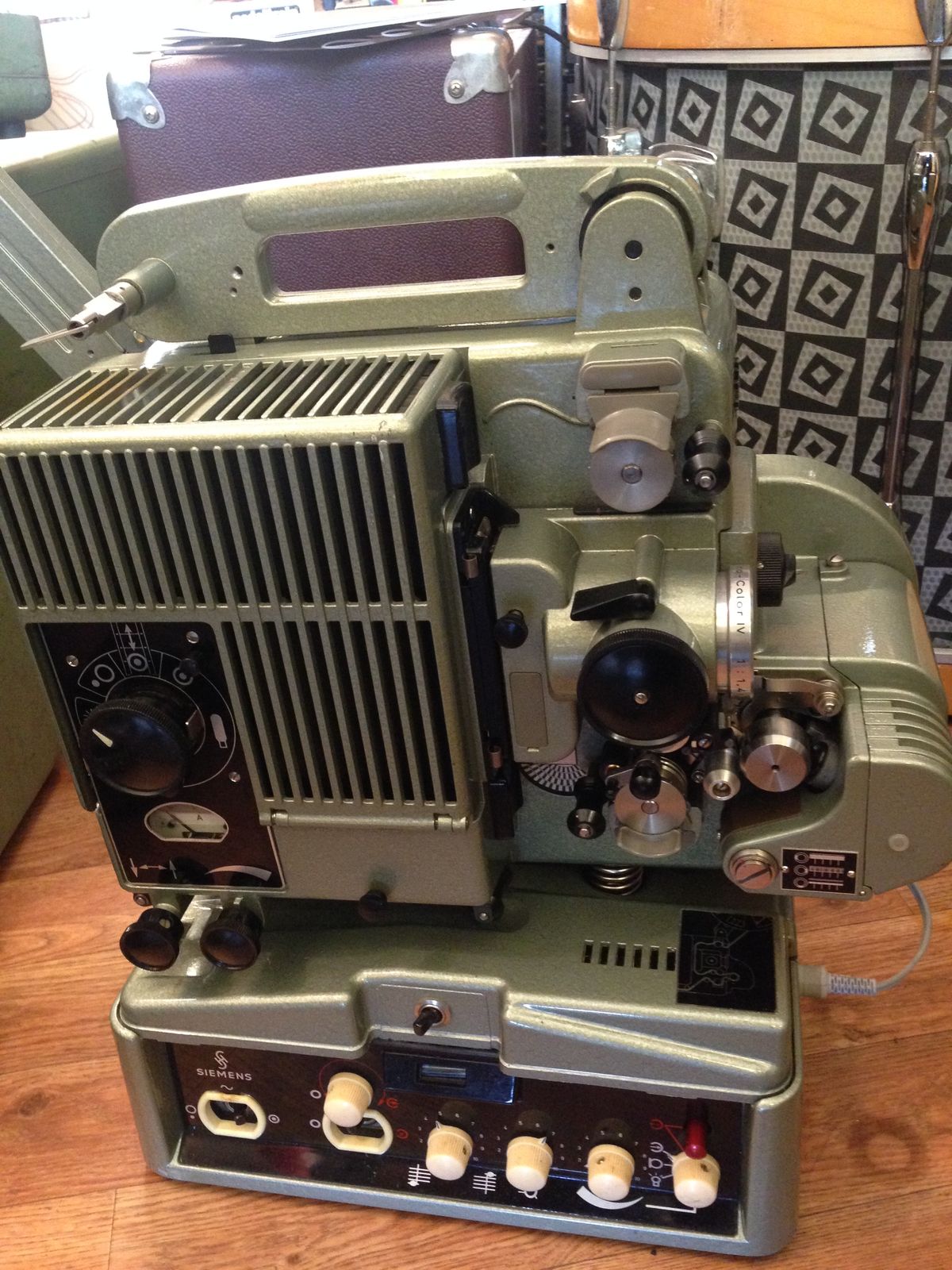 1960s Siemens Model 2000 16mm Vintage Film/Movie Projector, built-in Tube amp and separate Speaker