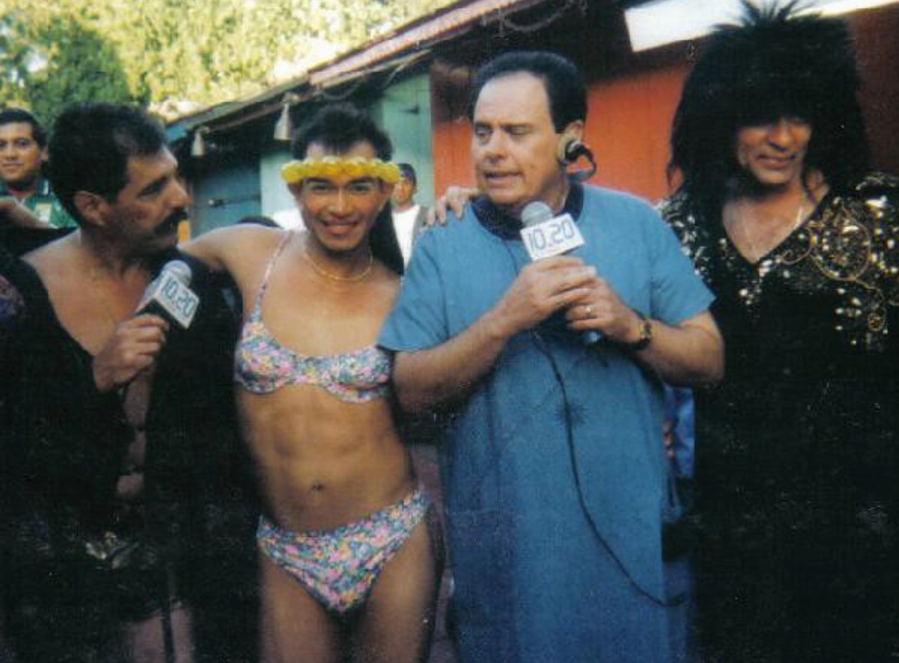 THE WORLD’S NO.1 SUPERSTAR®, Sidow Sobrino takes center stage alongside José Pelucas, comedian Raúl Vale, and Watyusay in this unforgettable throwback snapshot capturing the cultural phenomenon that was Locas en La Placita.