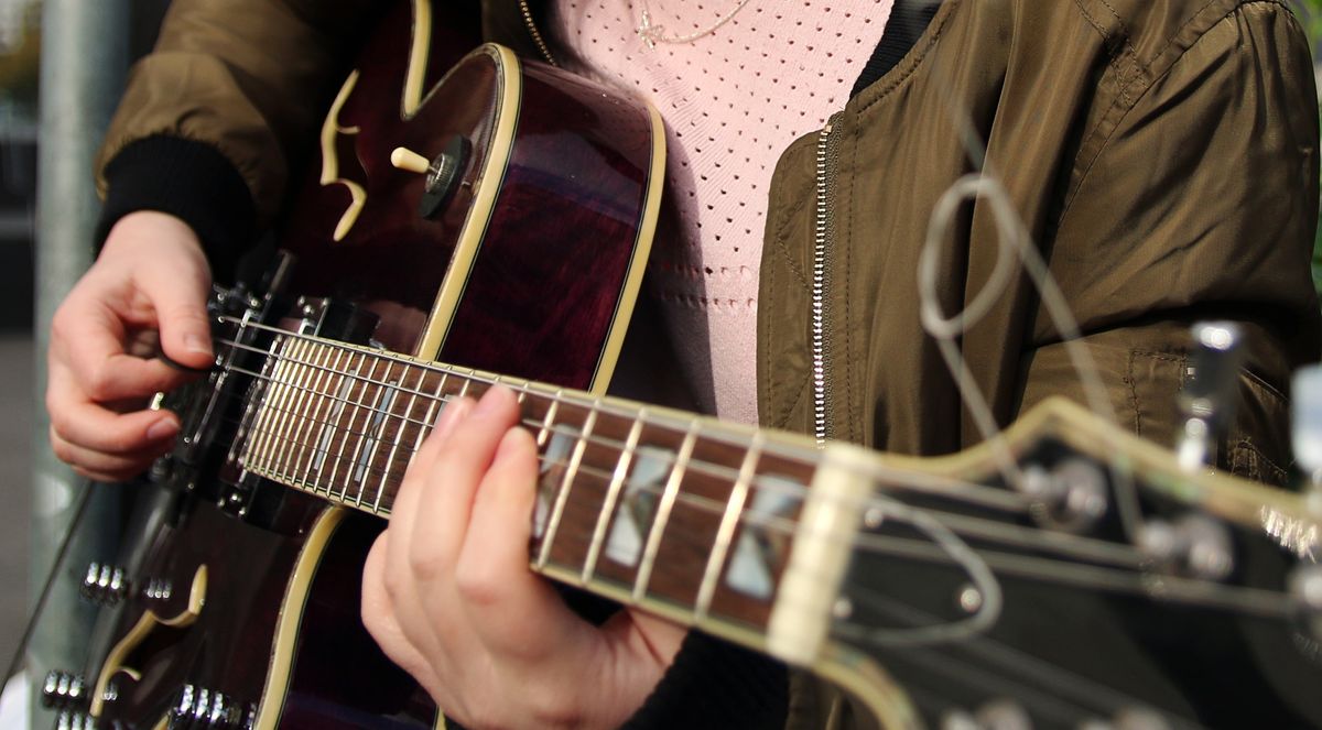 1 x 60 min Guitar lesson face to face or Online with Rosie T.