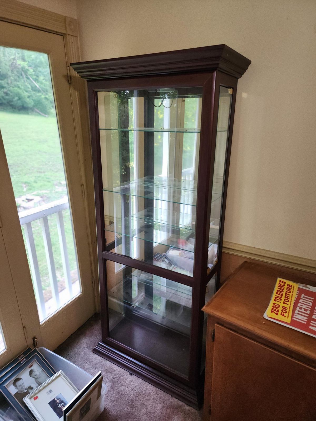 Lighted display cabinet