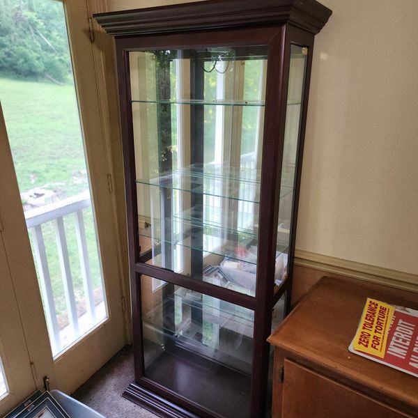 Lighted display cabinet