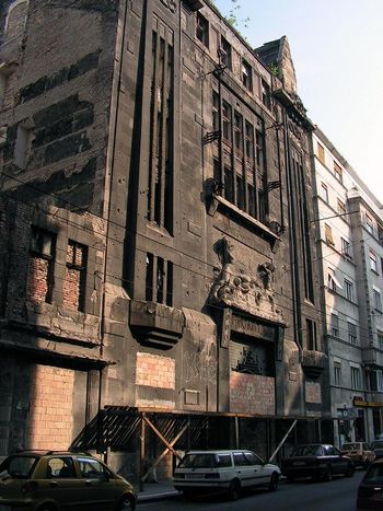 Az egykori Continental Szálló - 2002.    
Az egykori Continental szálló, pusztulásra ítélve, gyönyörű így is, azóta a szállót nem, de a Hungária Fürdőt helyrehozták.
Saját kép.
