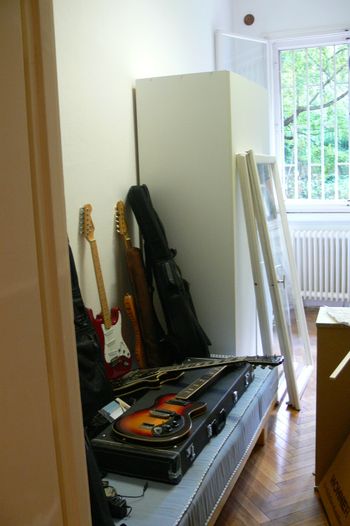 Költöznek a gitárok 2009.
Sok-sok gitárom volt életemben, volt, hogy gyűjtöttem is, nemcsak használtam.
Mára csak azok maradtak, amiket használom.
A kép egy költözés során készült, szegény csodák szinte csak ledobva várják jobb sorsukat.
