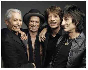 The Rolling Stones - a "fiúk", ahogy szoktam mondani, túl a 80 éven, több, mint 60 éve nyomják.
Nekem, mióta zenei eszemet tudom, ők azok,
akik a legnagyobb hatással voltak és maradtak is rám.
A Fontos Személyek közé teszem, igen, mert személyek ők, így együtt, és elképzelni sem nehéz, hogy hány embernek adtak örömöt és fognak még, remélhetőleg sokáig.
Mindent kipróbáltak már... - valahogy így fogalmazott Hobó róluk szóló (1981-es!) könyvében, de az alap: blues. Nekem pláne.
Balról: Charlie Watts (sajnos elment pár éve), Keith Richards, Mick Jagger, és Ronnie Wood.
(forrás: internet)
