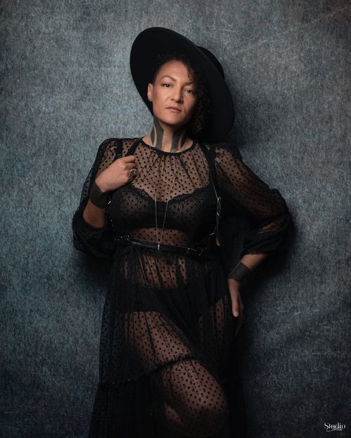 Portrait en pied, chapeau noir