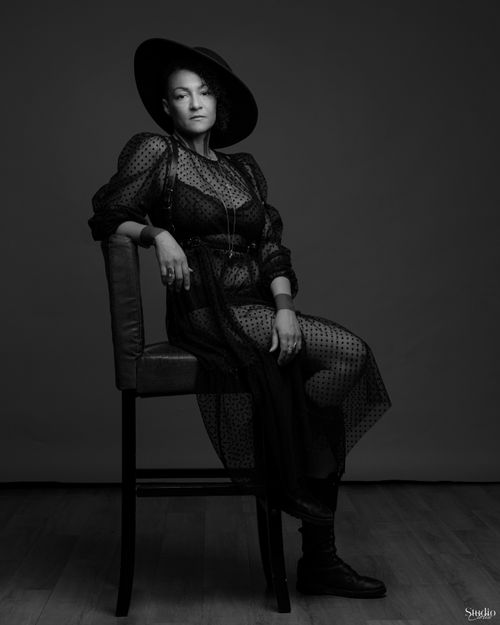 Portrait assis sur tabouret