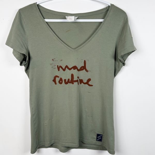 M ★ LIGHT GREEN V NECK TEE