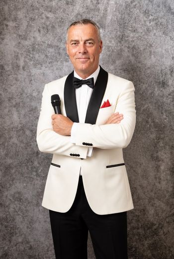 Portret in wit dinnerjacket / Portrait in a white dinner jacket
