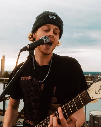 Finn Obermann: Vocals, Rhythm Guitar
