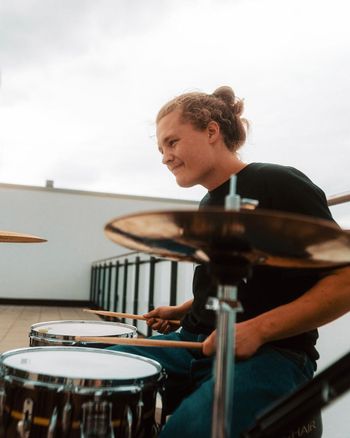 Tim Longeru: Drums

