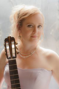 Valérie Hartzell Returns to Manchester