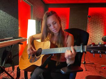 Karin Kardia spelar in sin singel "Lifting me up"
