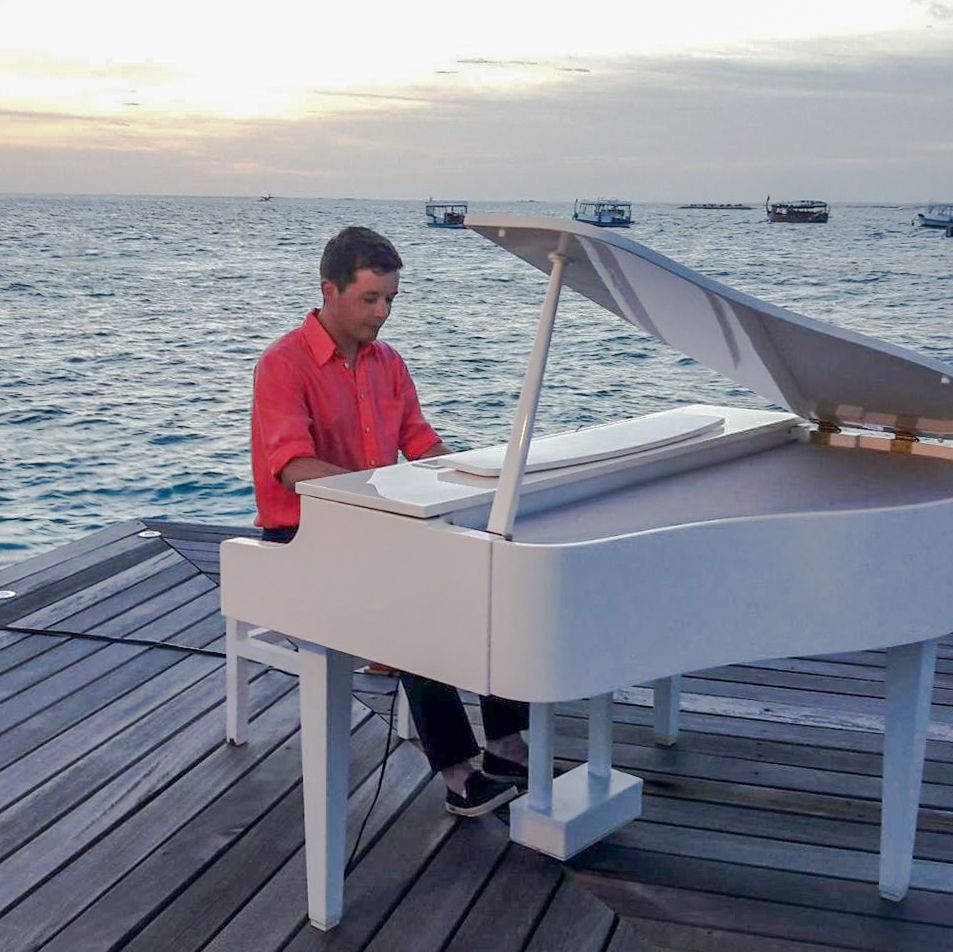 Gabriel Latis – Resident Pianist in Thudufushi Island, Maldives