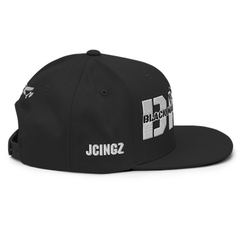 BLACK MANSION™ - SNAPBACK HAT (RIGHT)
