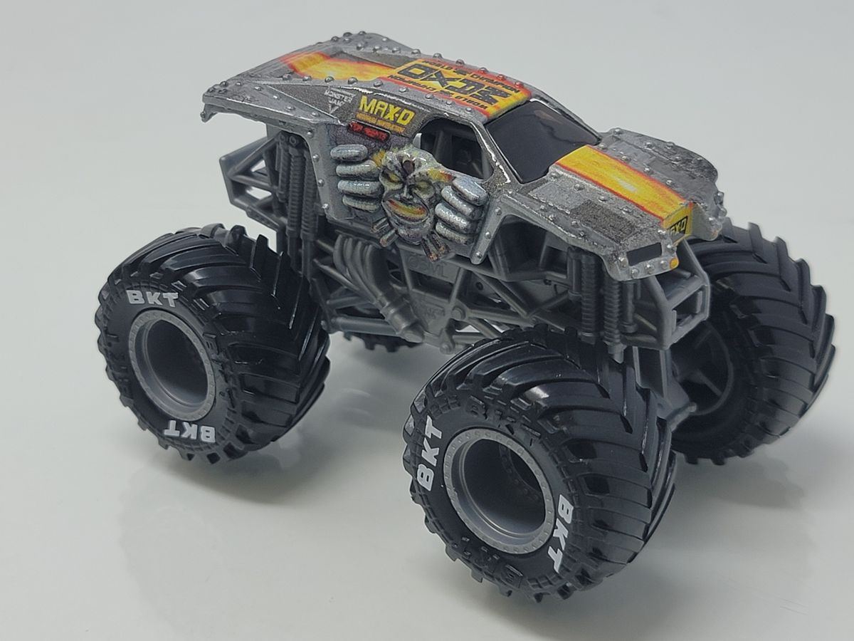 Hot Wheels Monster Jam MAX-D – Gray Body with Flame Graphics & BKT Tires
