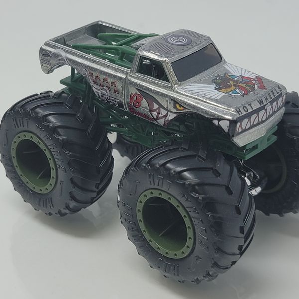 Hot Wheels Monster Jam Shark Bite Monster Truck 1:64 – Silver Body, Green Chassis
