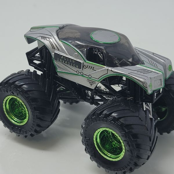 Monster Jam Alien Invasion 2019 Green Chrome Rims