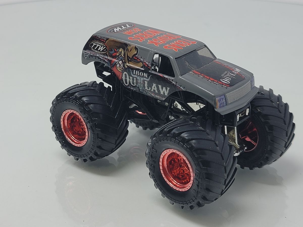 HOT WHEELS MONSTER JAM 1/64 - IRON OUTLAW TEXAS Red Chrome Rims