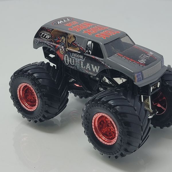 HOT WHEELS MONSTER JAM 1/64 - IRON OUTLAW TEXAS Red Chrome Rims