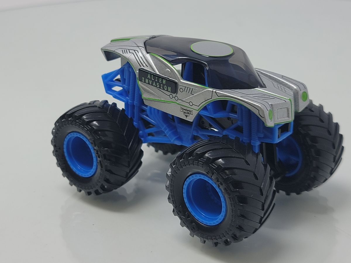Hot Wheels Monster Jam Alien Invasion – Silver UFO Body with Blue Chassis & Black Tires