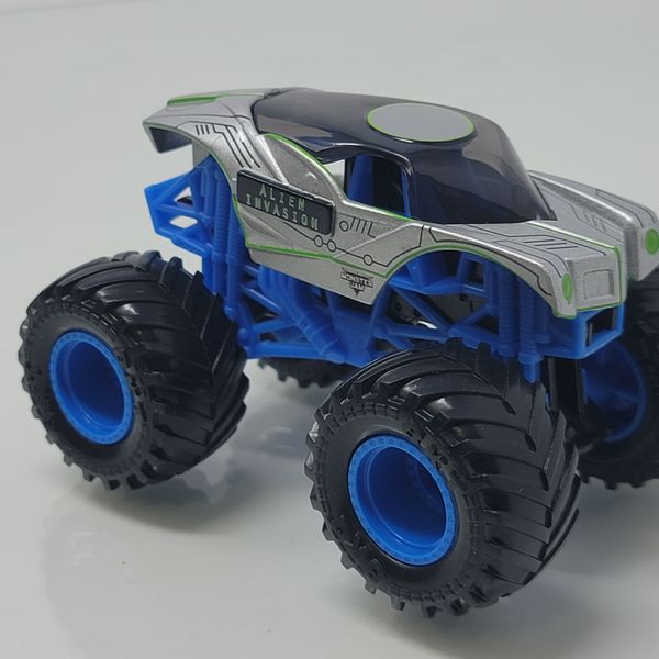 Hot Wheels Monster Jam Alien Invasion – Silver UFO Body with Blue Chassis & Black Tires