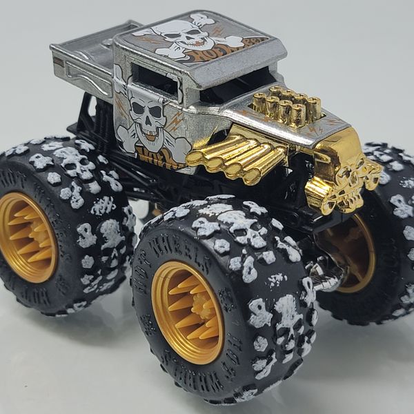 Hot Wheels Monster Trucks Twisted Tredz Bone Shaker 