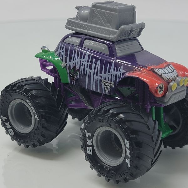 Joker Heroes & Villains Monster Jam Truck 1:64 Series 25
