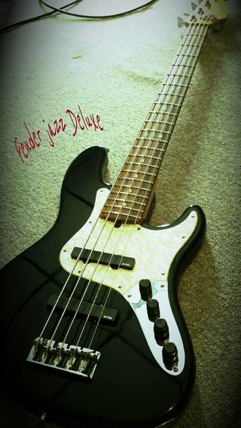 Micheal Haynes...jazz deluxe...from Chicago IL
done by slammindatbass...emg pickups and preamp.
