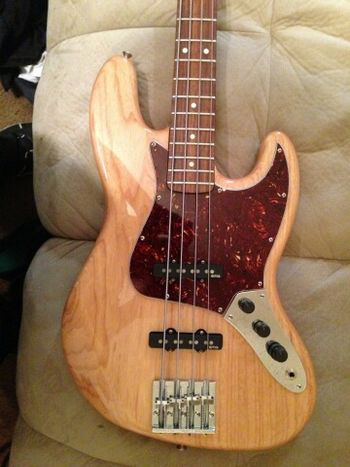 Lee Hooper...from Chicago
Custom MIM Jazz...done up by... slammindatbass...with emg pickups and preamp
