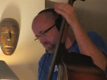 The amazing Tom Benton on Bass.
