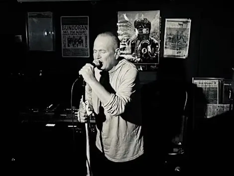 Chris Byrne sings into microphone at Ernie O’Malley’s