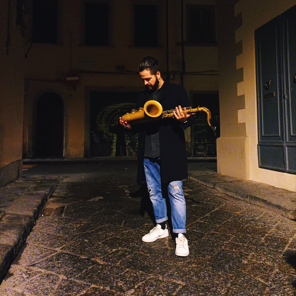 Foto di Pierre do Sameiro davanti il jazz club di Firenze