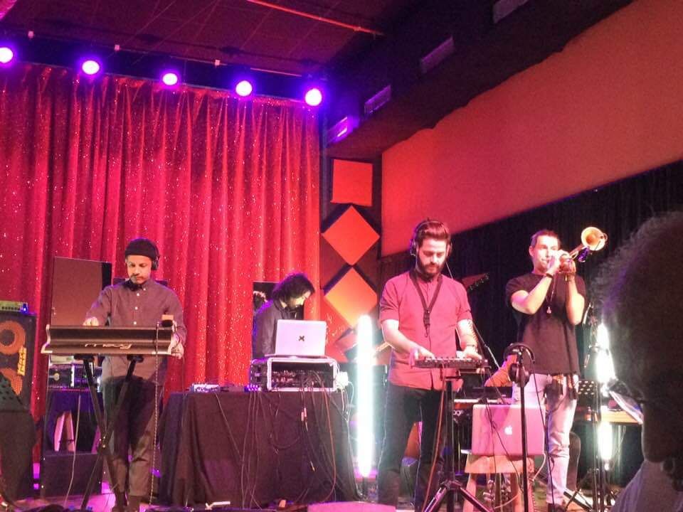 Photo de Pierre do Sameiro au Nubia à Paris avec le groupe Béesau