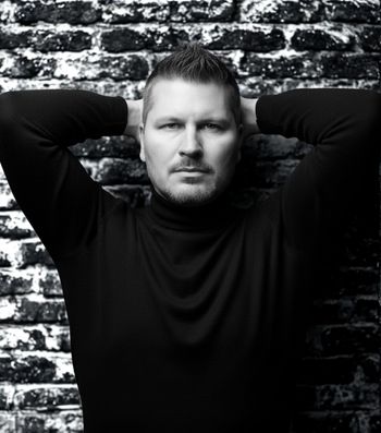 Gary Wade_Hands_Behind_Head
