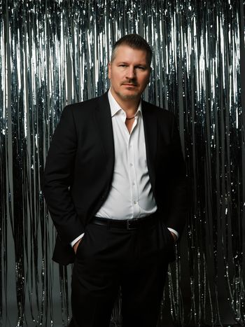 Gary Wade_Sparkle_Pose
