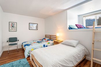 Nook Room (1 Double/2 single & window nook)
