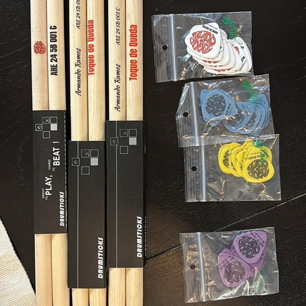 Picks, drum sticks and acc.