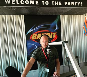 Sjunger in Bandit Radio´s egna jinglar.
