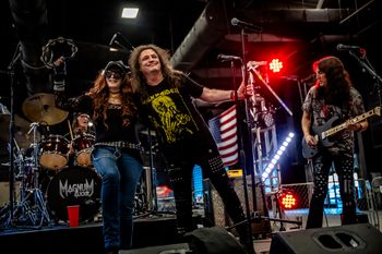 Two exceptional vocalists joined on stage!
