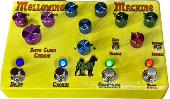 Mellowing Machine - Steve Clark Custom

The second custom Rambleboard for Steve Clark's bass rig combined a Vintage Silicon Fuzz circuit, an Ampeg-inspired Over drive, a Sirens Bass Chorus with 6-position filter and a simplified, three-knob delay.
