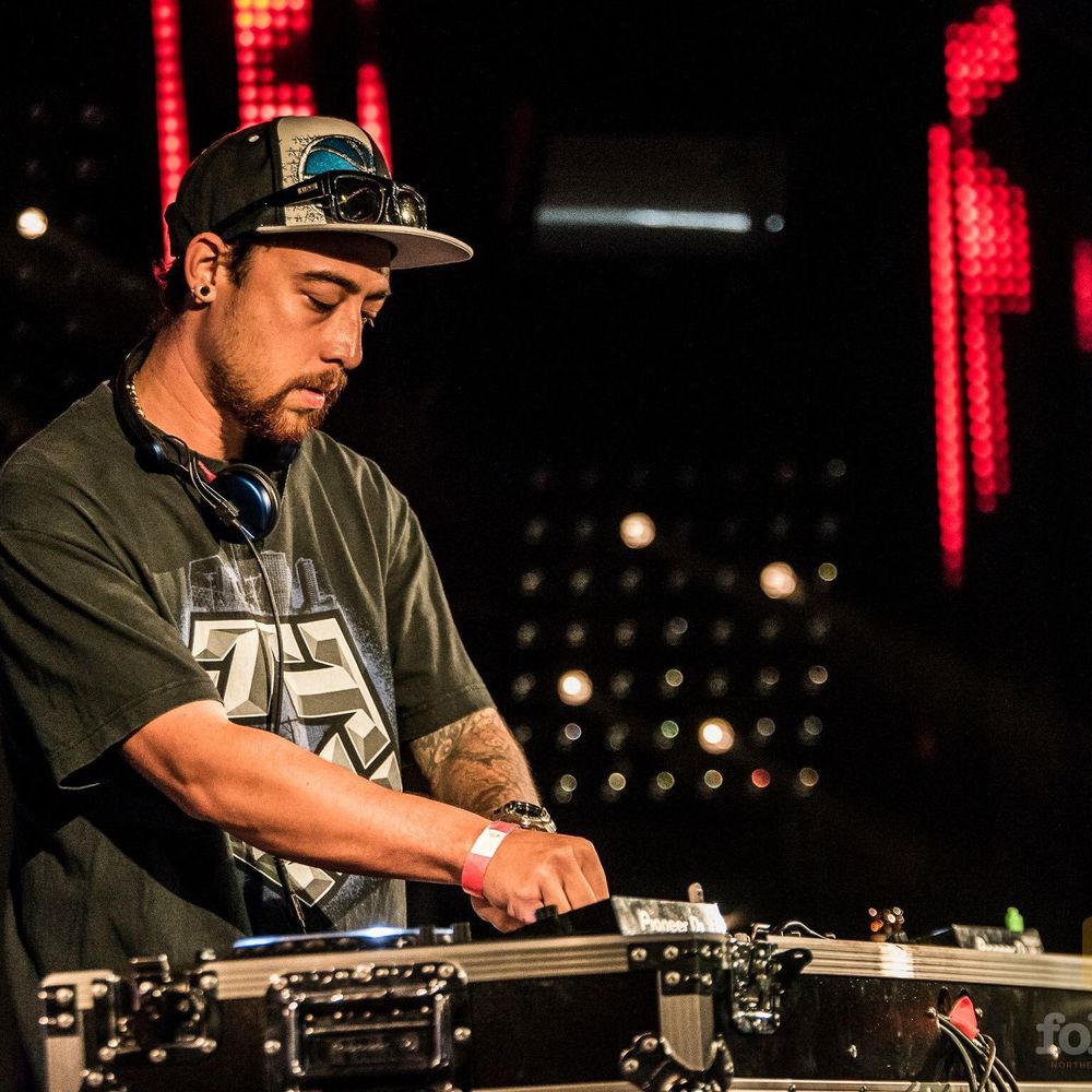 DJ