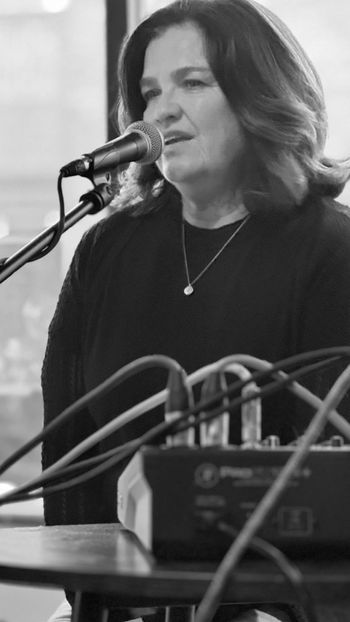 Carolyn sings like a angel
