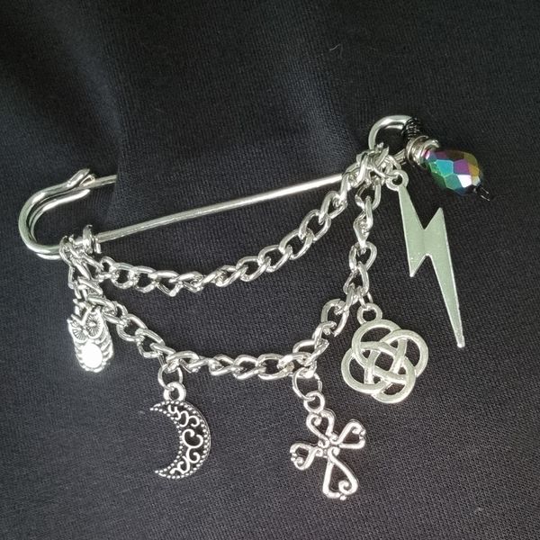 LIMITED EDITION ROCK N ROLL LUCKY CHARM SAFETY PIN BROOCH!