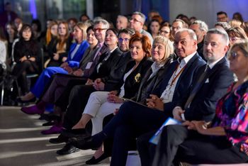 Wśród publiczności znaleźli się politycy, naukowcy, artyści, edukatorzy, nauczyciele i uczniowie.
