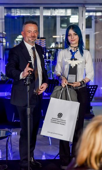 Drugą nagrodę otrzymuje Nina Wyrzykowska. Nagrodę wręczył Radosław Ziółkowski (Naczelnik Wydziału Kultury i Sportu Urzędu Dzielnicy Wawer miasta stołecznego Warszawy)
